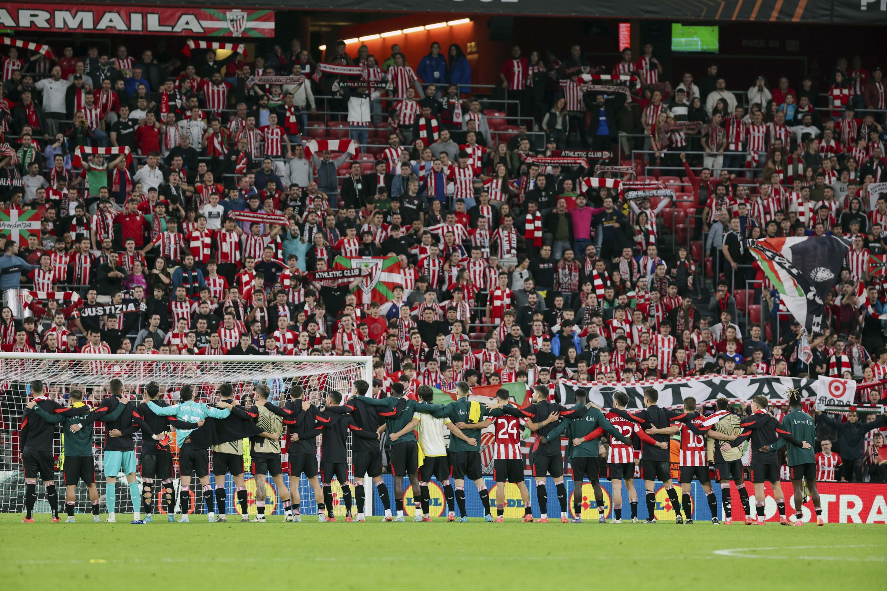 Athleticeko jokalariak Herri Harmailako kideekin batera taldearen garaipen bat ospatzen. LUIS TEJIDO / EFE