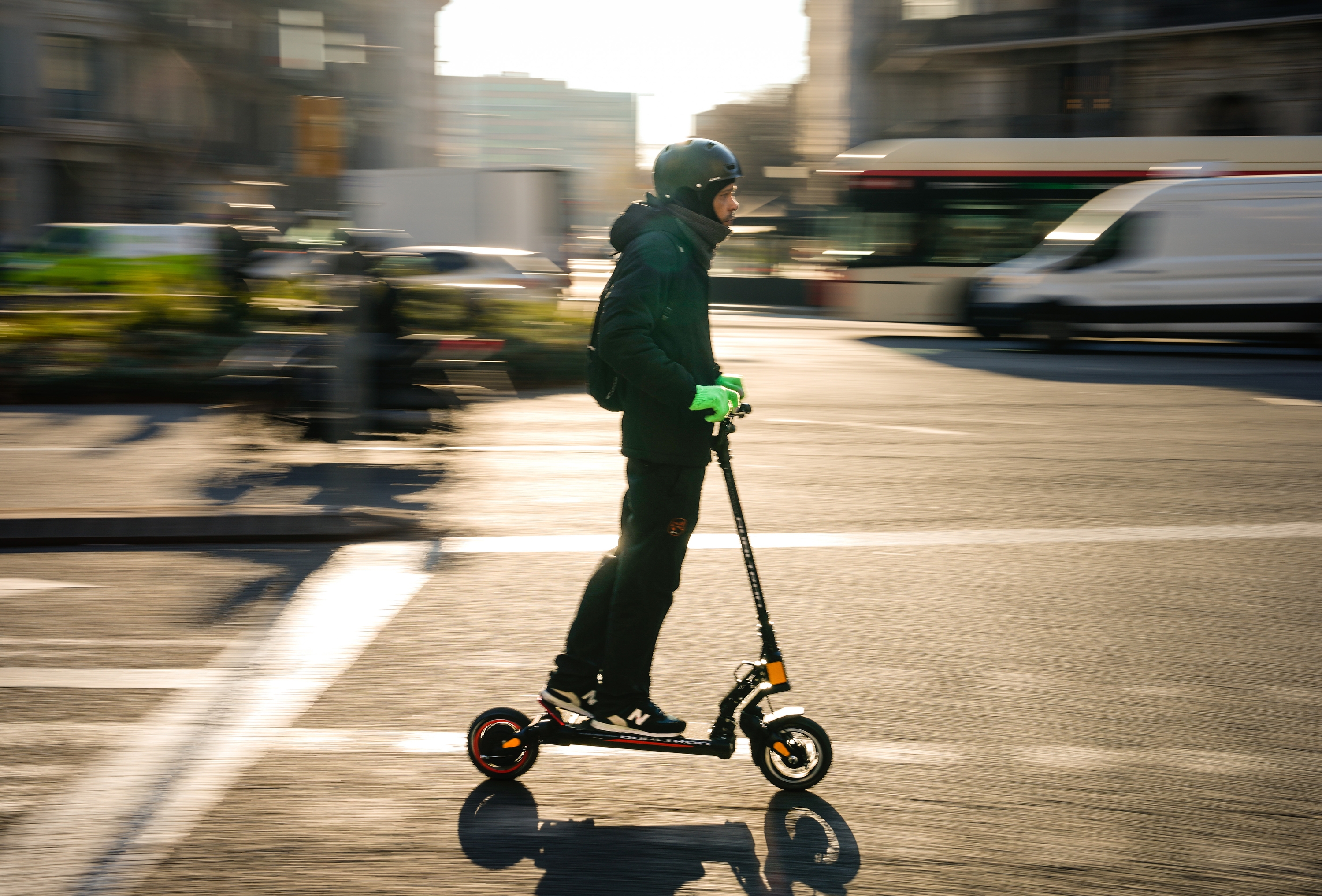 Bartzelonan patinete elektrikoan doan pertsona baten artxiboko irudia. ENRIC FONTCUBERTA/EFE