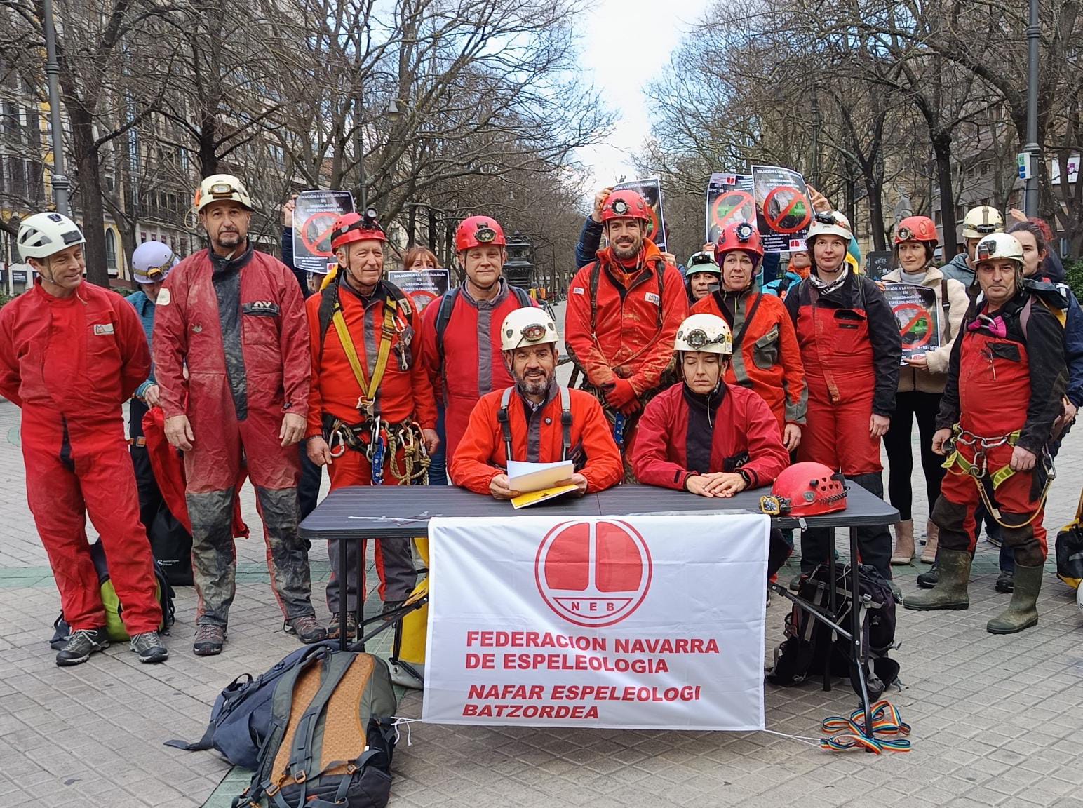 Nafarroako Espeleologia Federazioak antolatutako eta agerraldia, Nafarroa Parlamentuaren aurrean, Iruñean, martxoaren 4an. NAFARROAKO ESPELEOLOGIA FEDERAZIOA