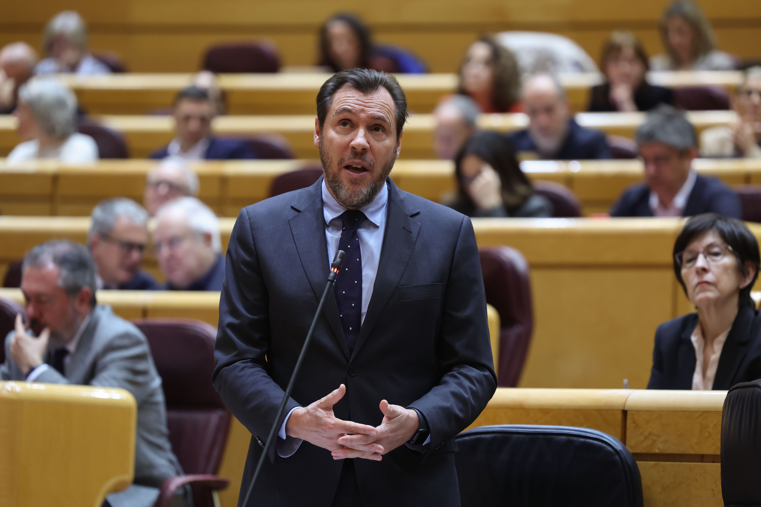 Oskar Puente Garraio eta Mugikortasun Jasangarriaren ministroa, gaur, Senatuan. KIKO HUESCA / EFE