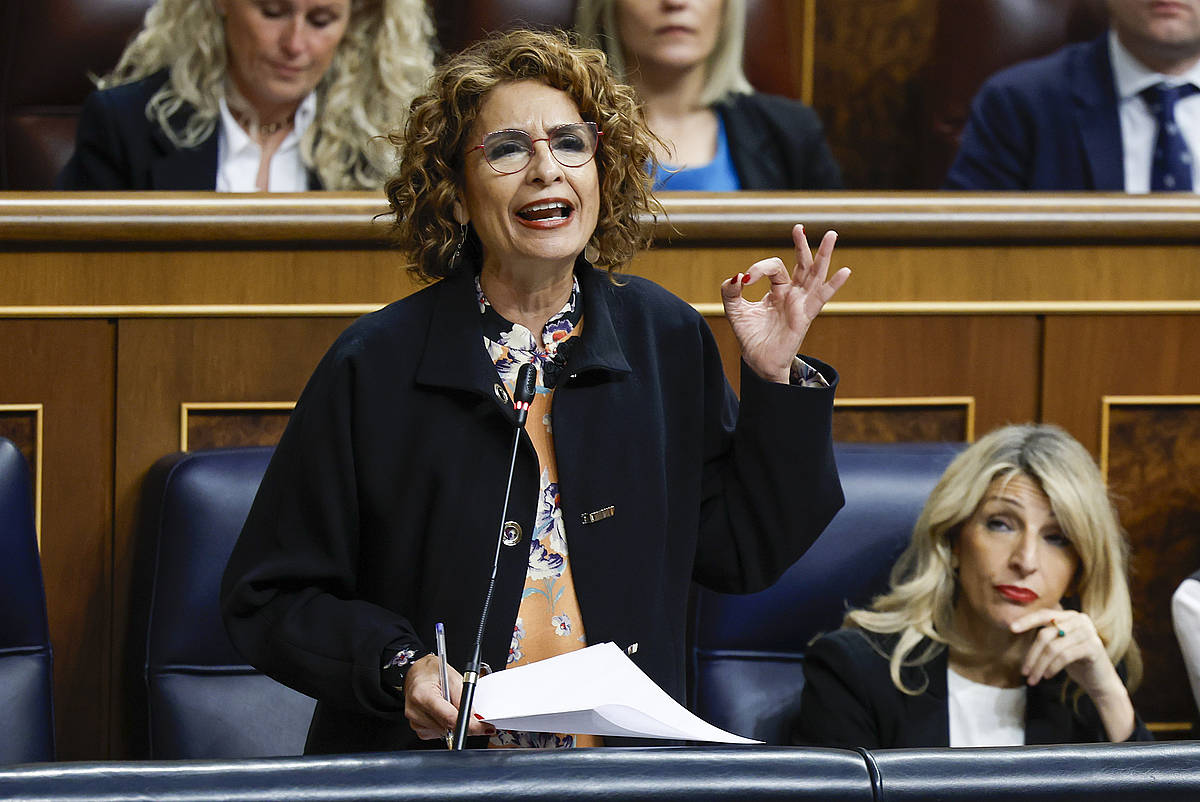 Maria Jesus Montero Ogasun ministroa azalpenak ematen, gaur, Espainiako Kongresuan. CHEMA MOYA / EFE