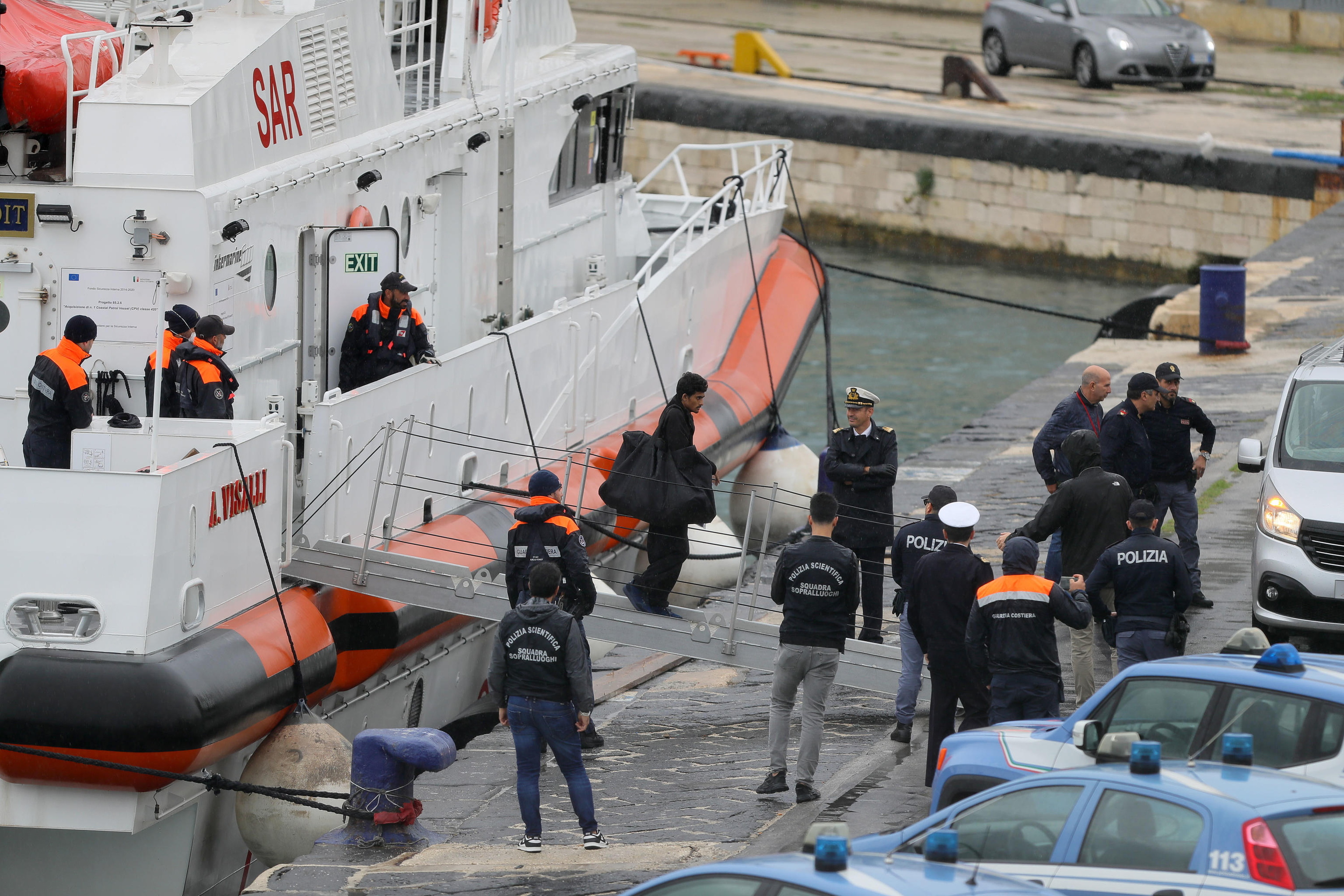 Italiatik Albaniara bidalitako migrante bat Albaniako kostaldera iristen, migranteentzako zentrora bidean, iazko urrian. DONATO FASANO / EFE