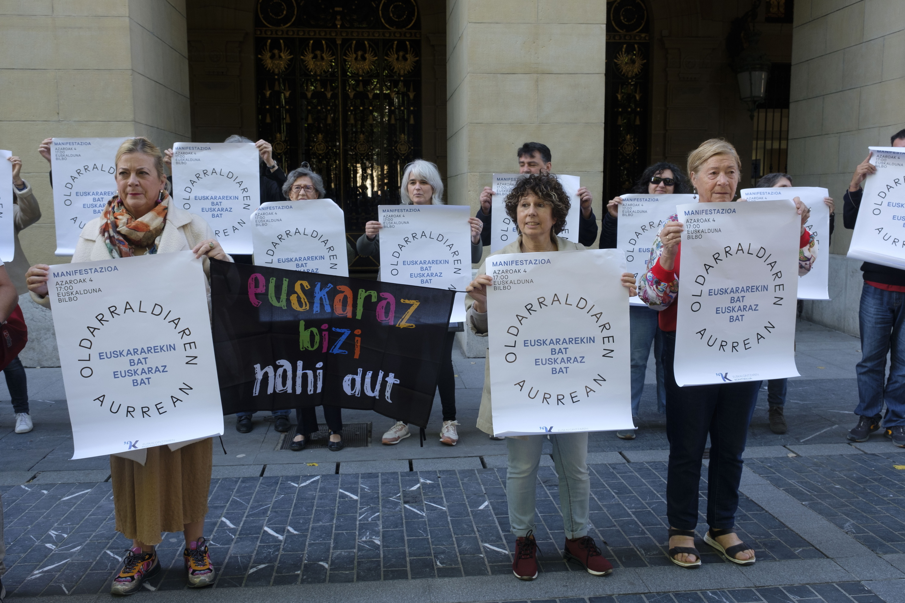 Euskararen aurkako oldarraldi judiziala salatzeko protesta bat, Gipuzkoako Diputazio aurrean, artxiboko irudi batean. JON URBE / FOKU