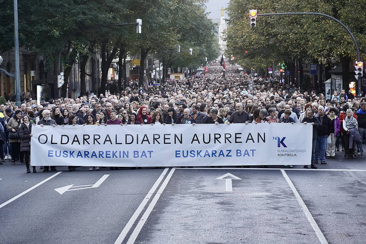 Euskalgintzaren Kontseiluak «euskararen aurkako oldarraldi judiziala» salatzeko egindako manifestazioa Bilbon, 2023ko azaroan.