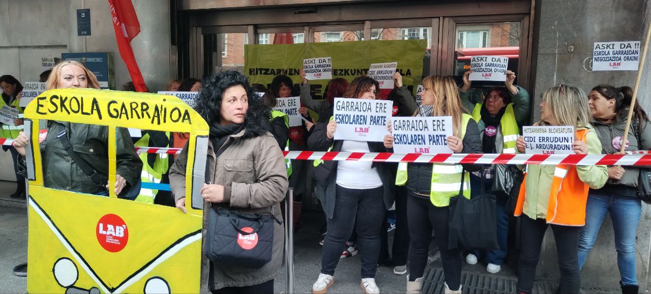 Garraioko eta patioetako langileak, gaur, protestan, Bilbon. BERRIA