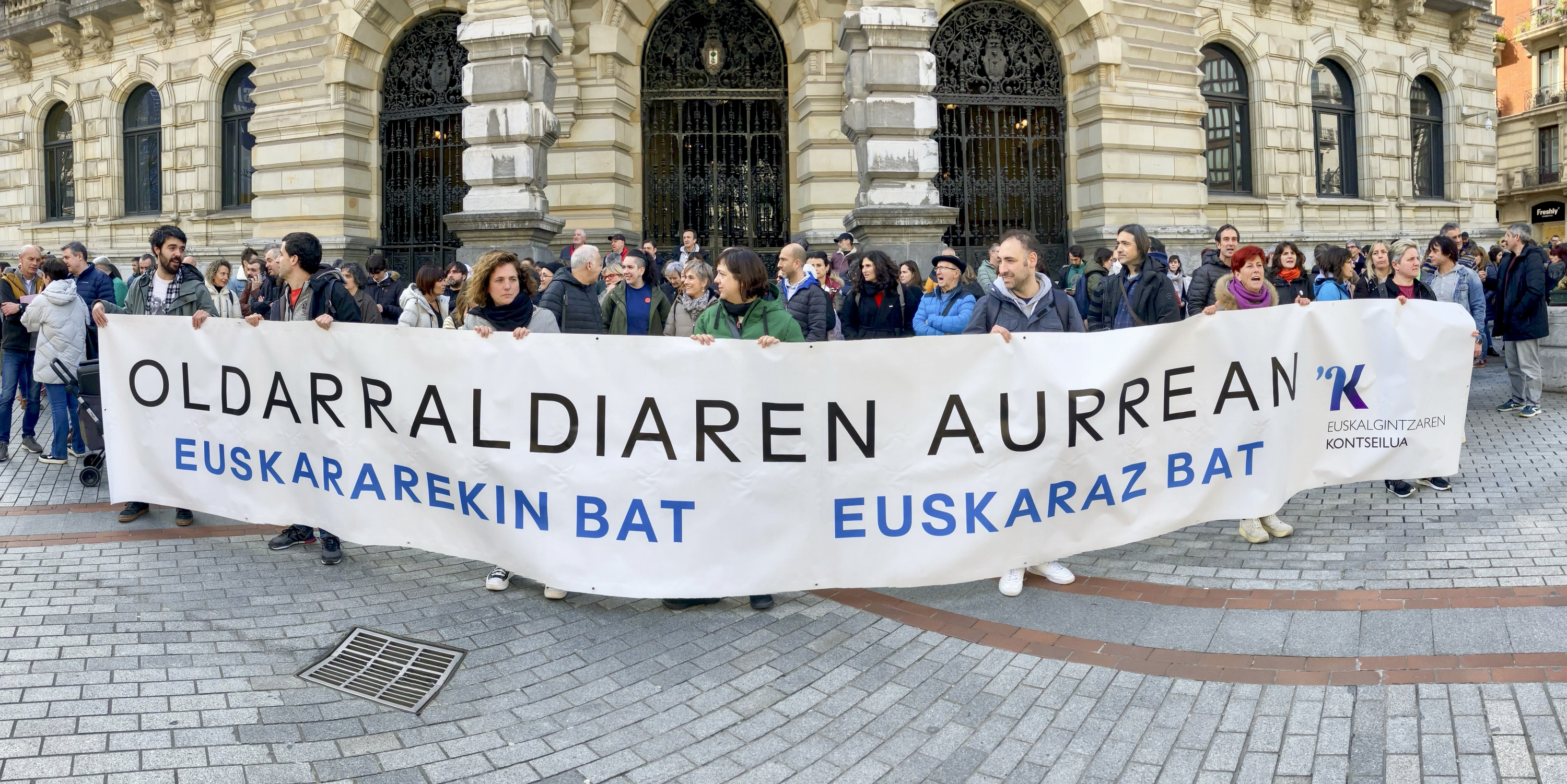 Hizkuntza eskakizunen kontrako ebazpenak salatzeko protesta bat, Bilbon, diputazio aurrean. MONIKA DEL VALLE / FOKU