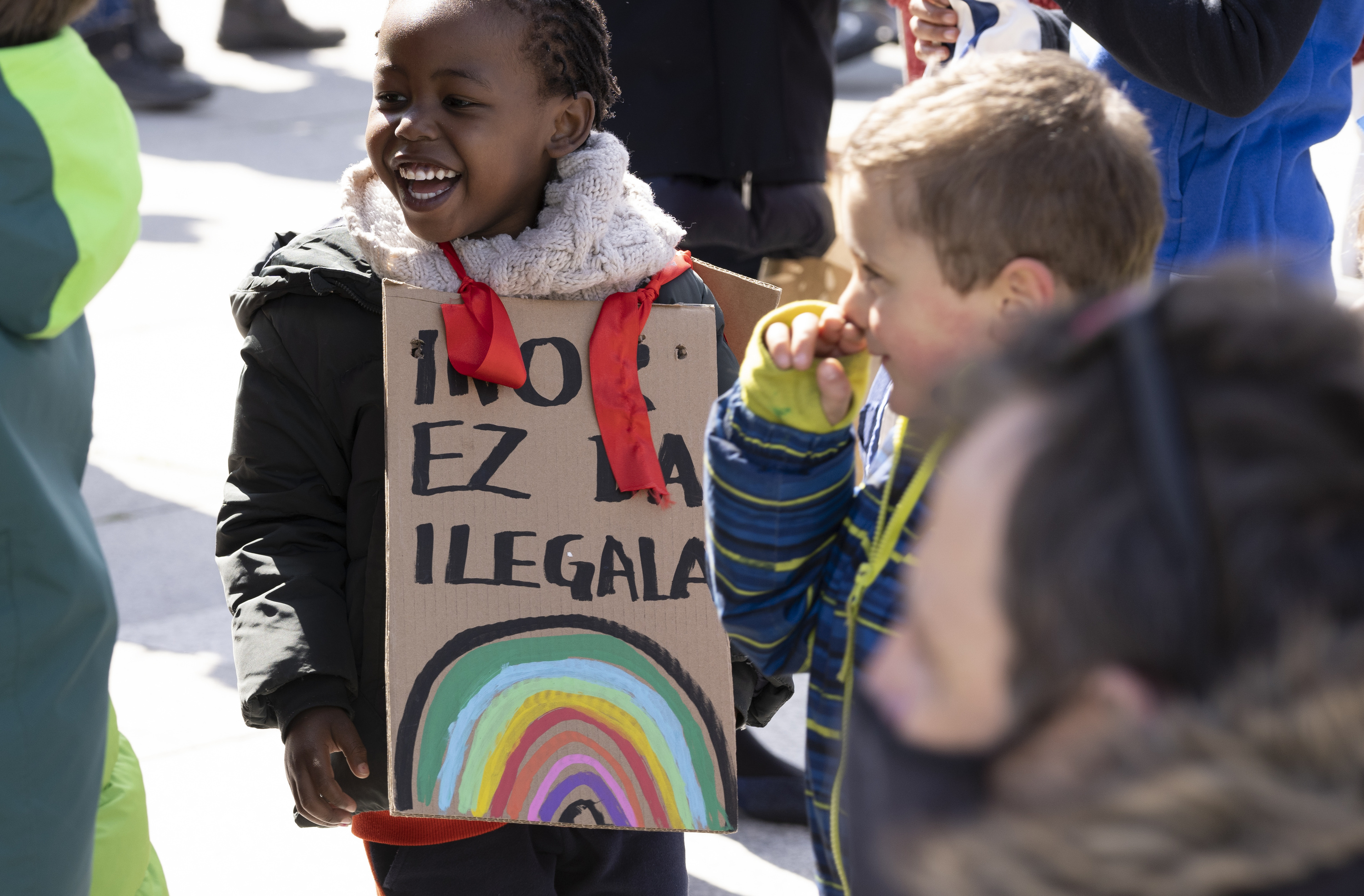 Haur batzuk arrazakeriaren aurkako protesta batean, Iruñean, 2021eko argazki batean. JAGOBA MANTEROLA / FOKU