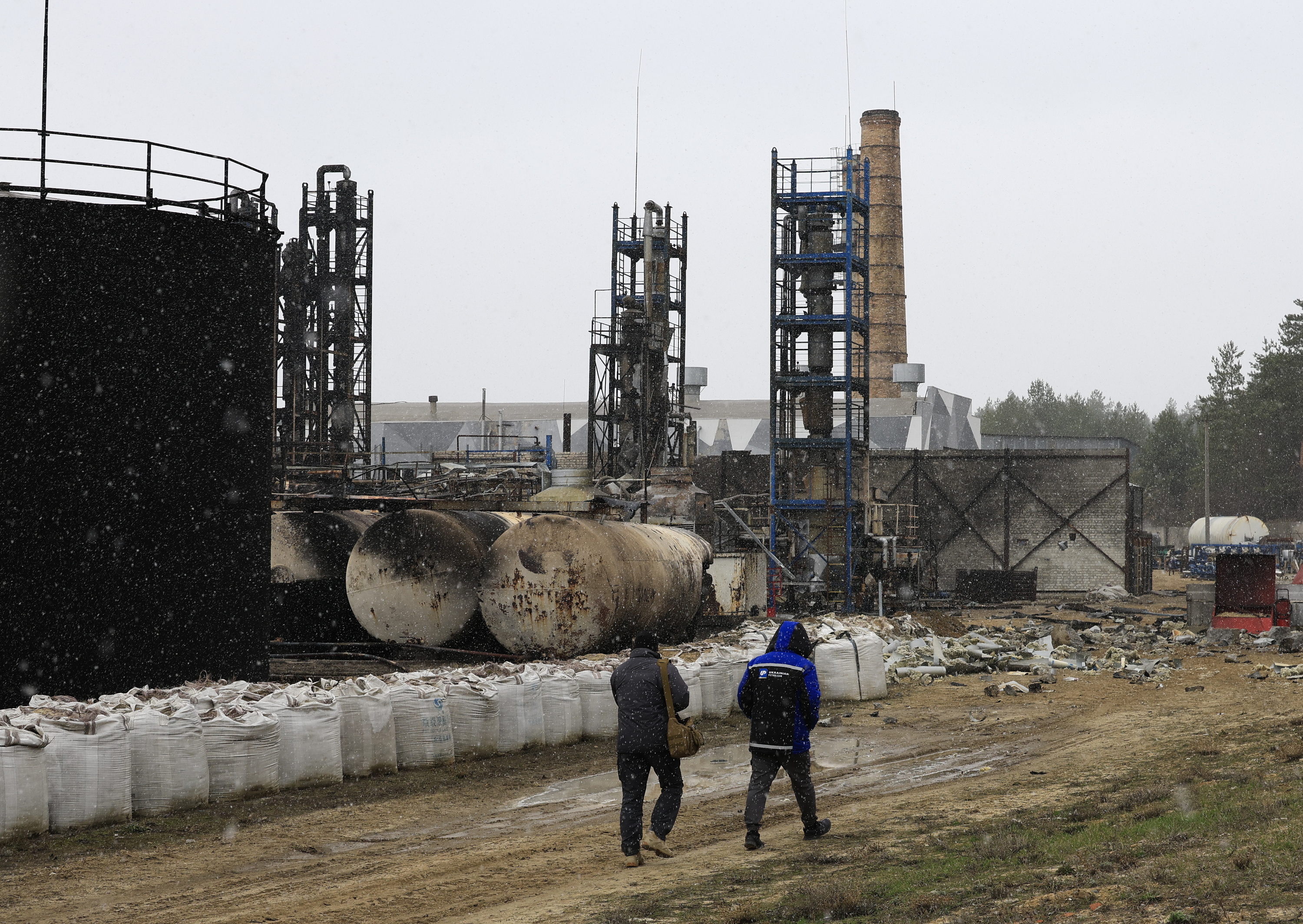  Errusiak eraso batean txikitutako petrolio findegi bat, atzo, Kharkiven (Ukraina). SERGEY KOZLOV / EFE 