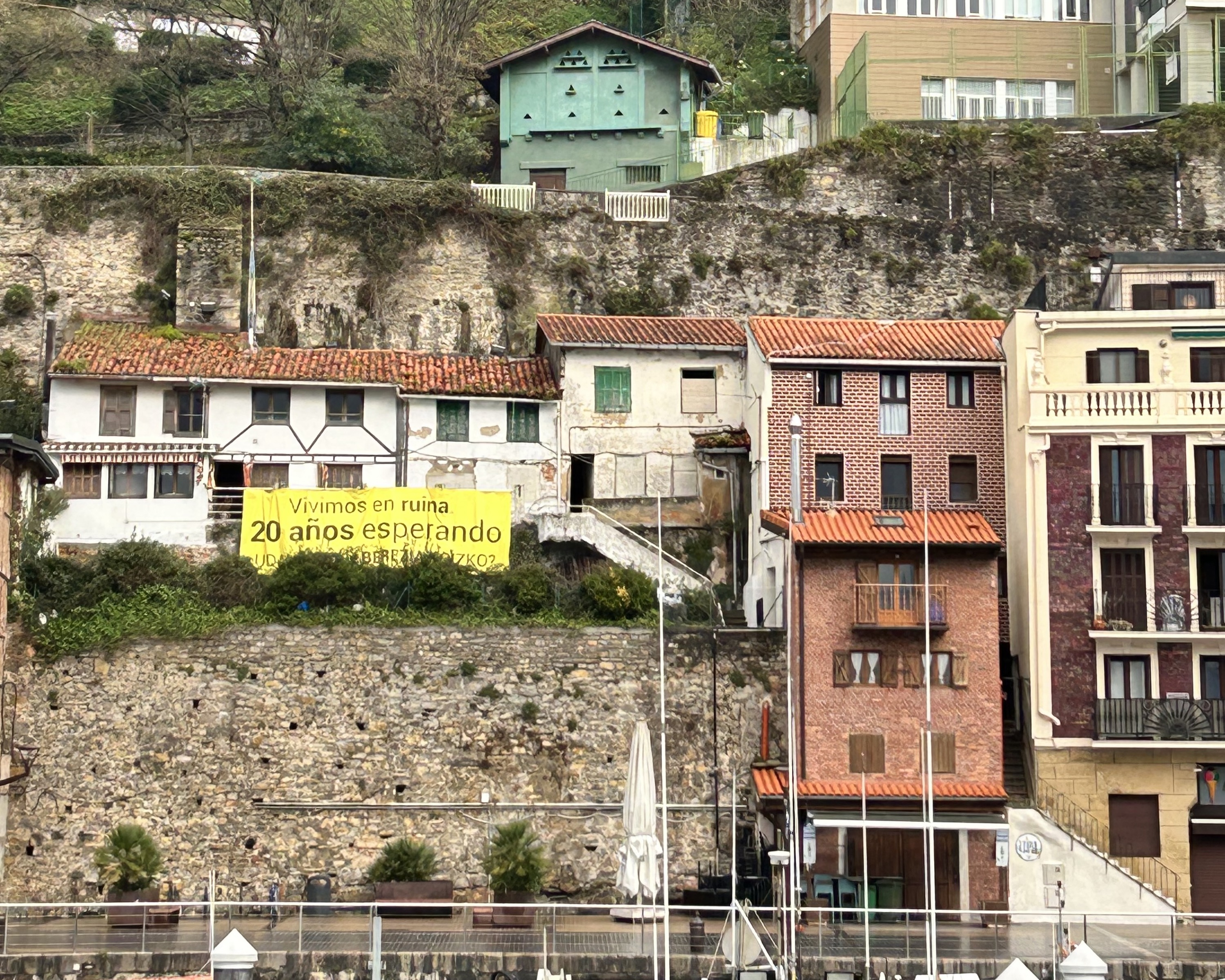 Donostiako kaiko hiru familiak salatu dute «baldintza bidegabeetan» bizi direla