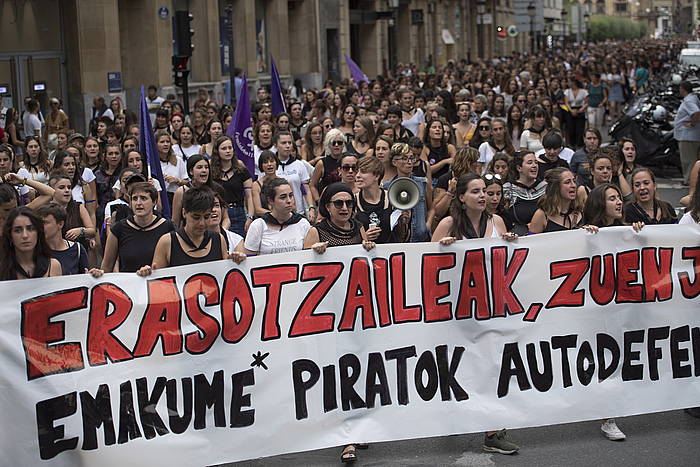 Donostiako Piratek eta mugimendu feministak astearteko sexu erasoen kontra deitutako manifestazioa, atzo, Donostiako erdigunean. JUAN CARLOS RUIZ, FOKU