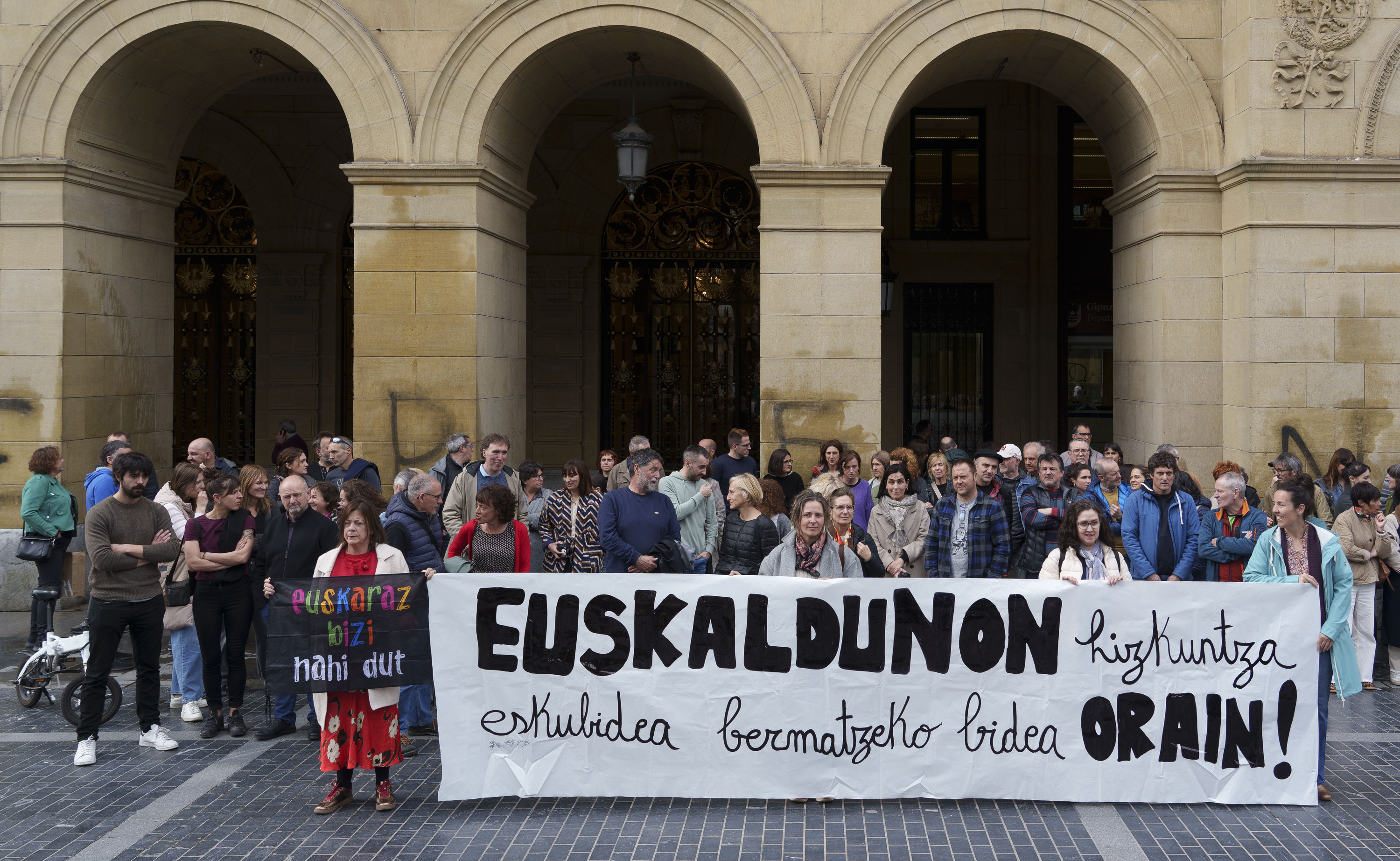 Euskalgintzaren Kontseiluak elkarretaratzea egin du gaur Gipuzkoako Foru Aldundiaren aurrean, LAB eta ELA sindikatuekin batera. JON URBE / FOKU