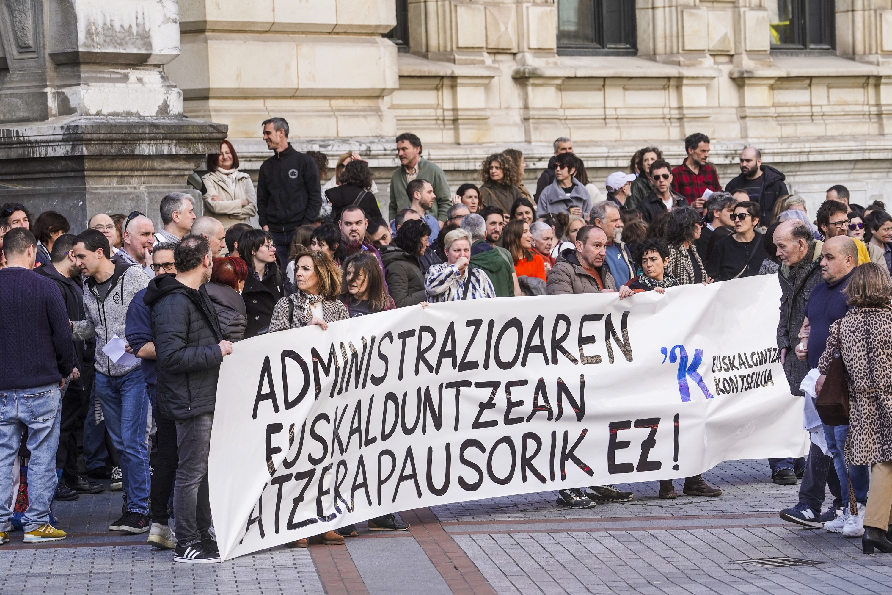 Euskalgintzaren Kontseiluak hizkuntza eskakizunen alde egindako protesta, gaur, Bizkaiko Foru Aldundiaren atarian. MARISOL RAMIREZ / FOKU