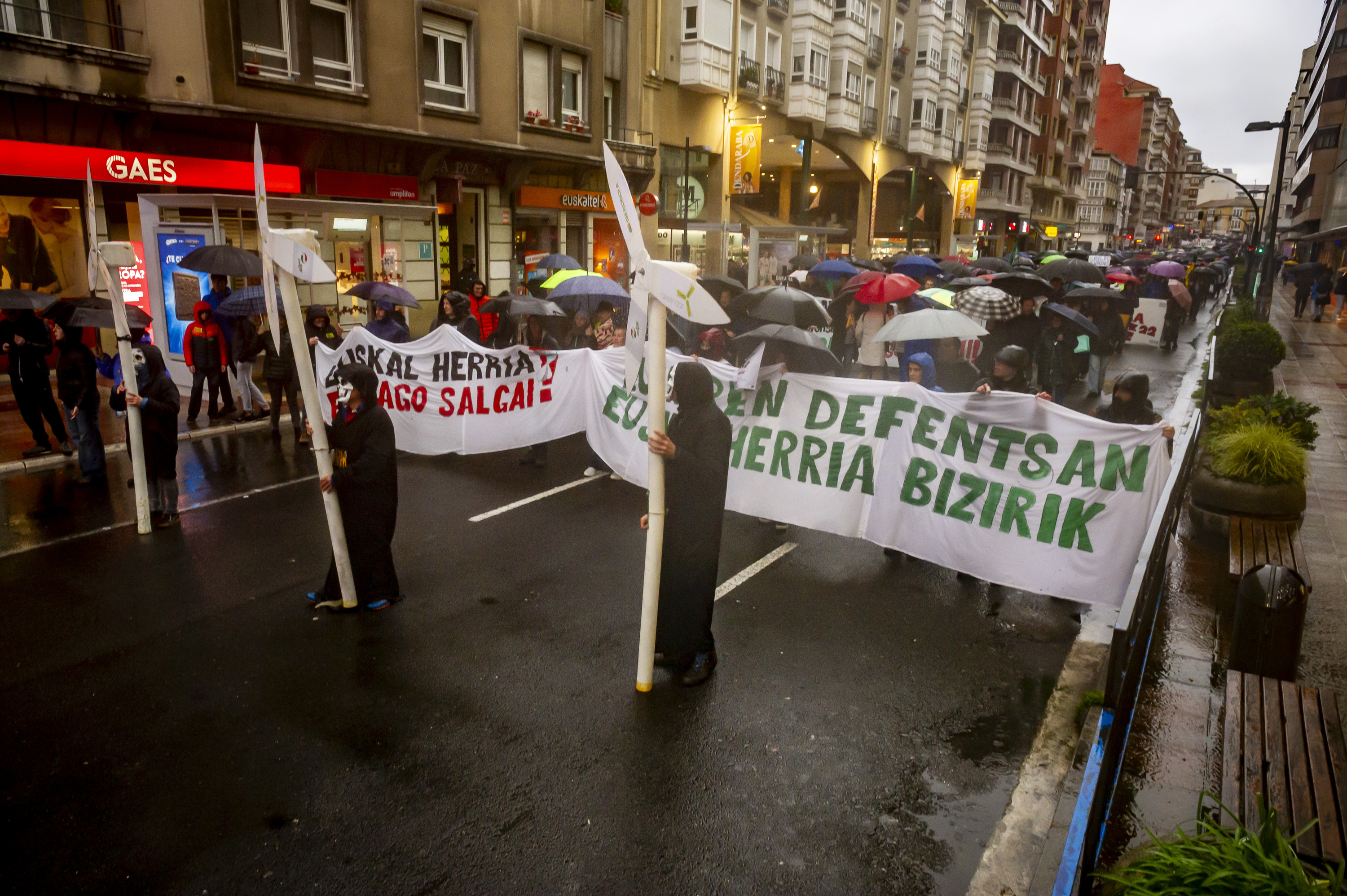 Jendetza batu da gaur arratsaldean Gasteizen, EH Bizirik taldeak deituta. JAIZKI FONTANEDA / FOKU