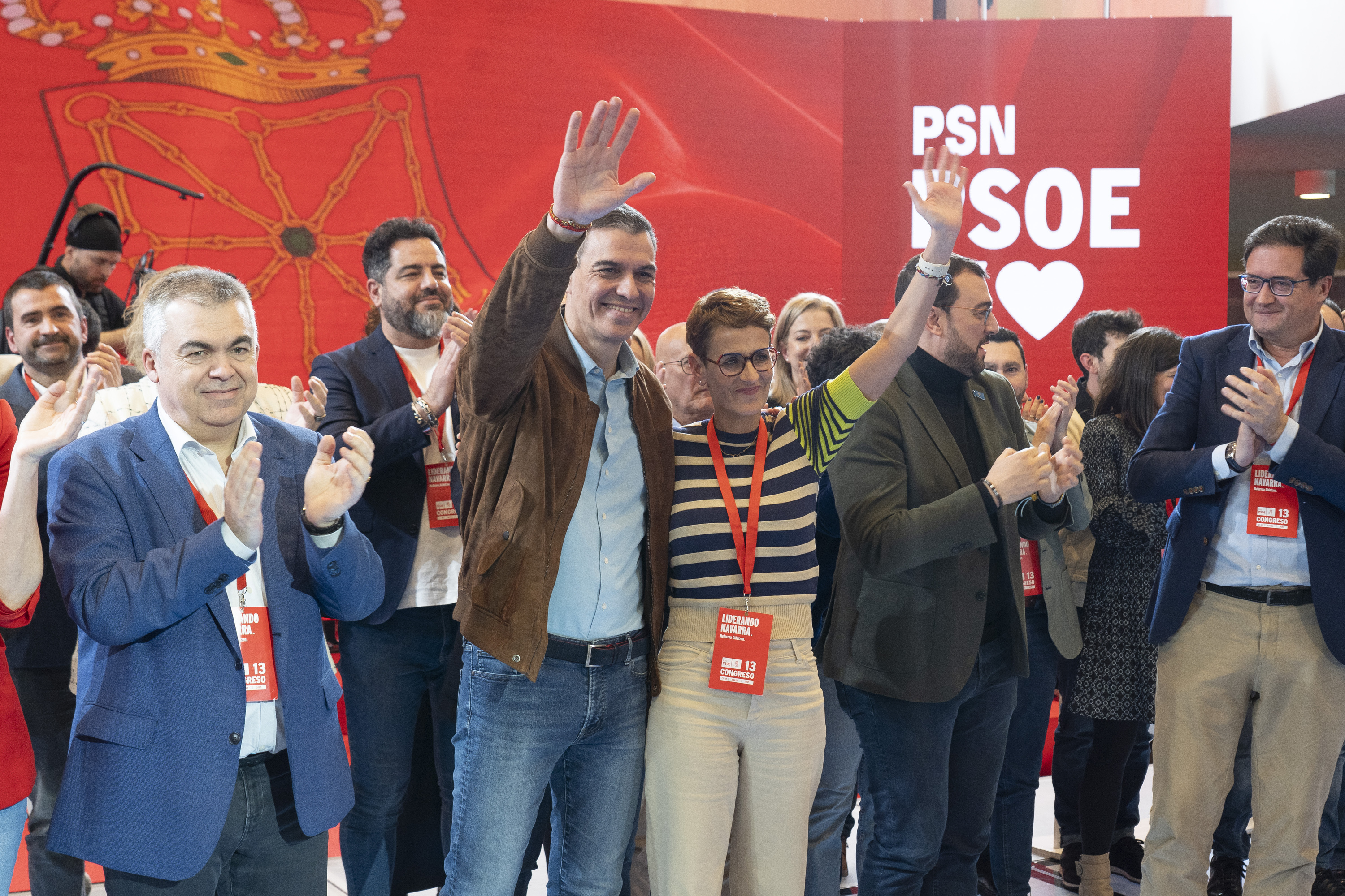 Pedro Sanchez eta Maria Txibite, PNSren zuzendaritza talde berriko zenbait kideren ondoan. IÑIGO URIZ / FOKU