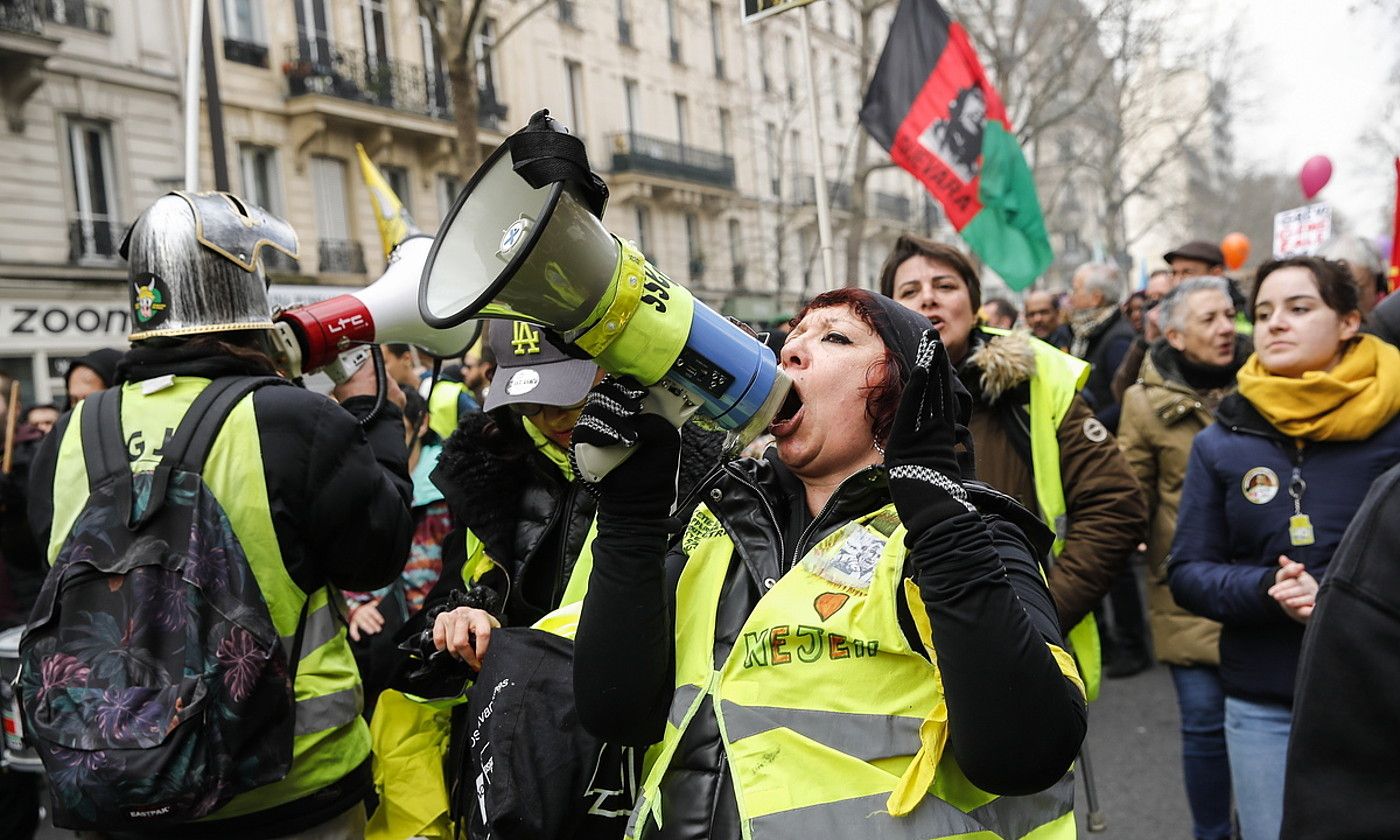 Manifestari batzuk, erretreten erreformaren aurka Parisen eginiko manifestazioan, atzo. TERESA SUAREZ / EFE.