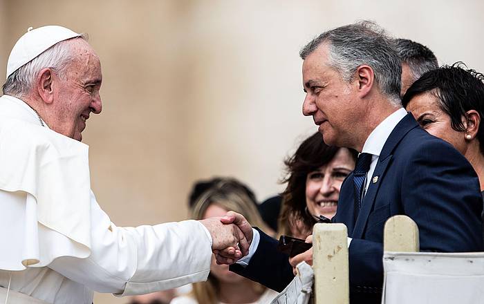 Frantzisko aita santu Jorge Mario Bergoglio eta Iñigo Urkullu, gaur, Vatikanoan. DANIEL IBAñEZ / EFE