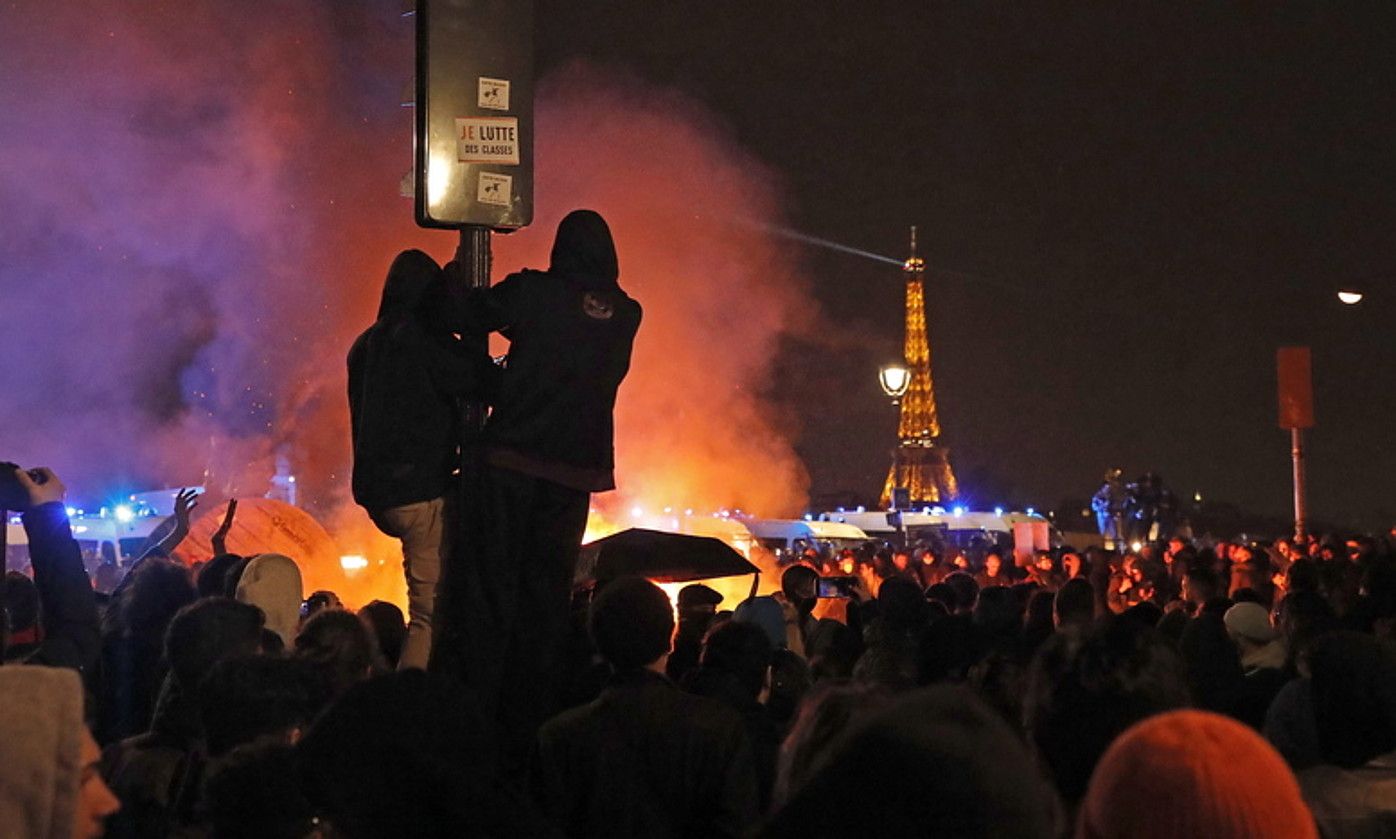 Parisen atzo iluntzean izandako protestak. TERESA SUAREZ / EFE.