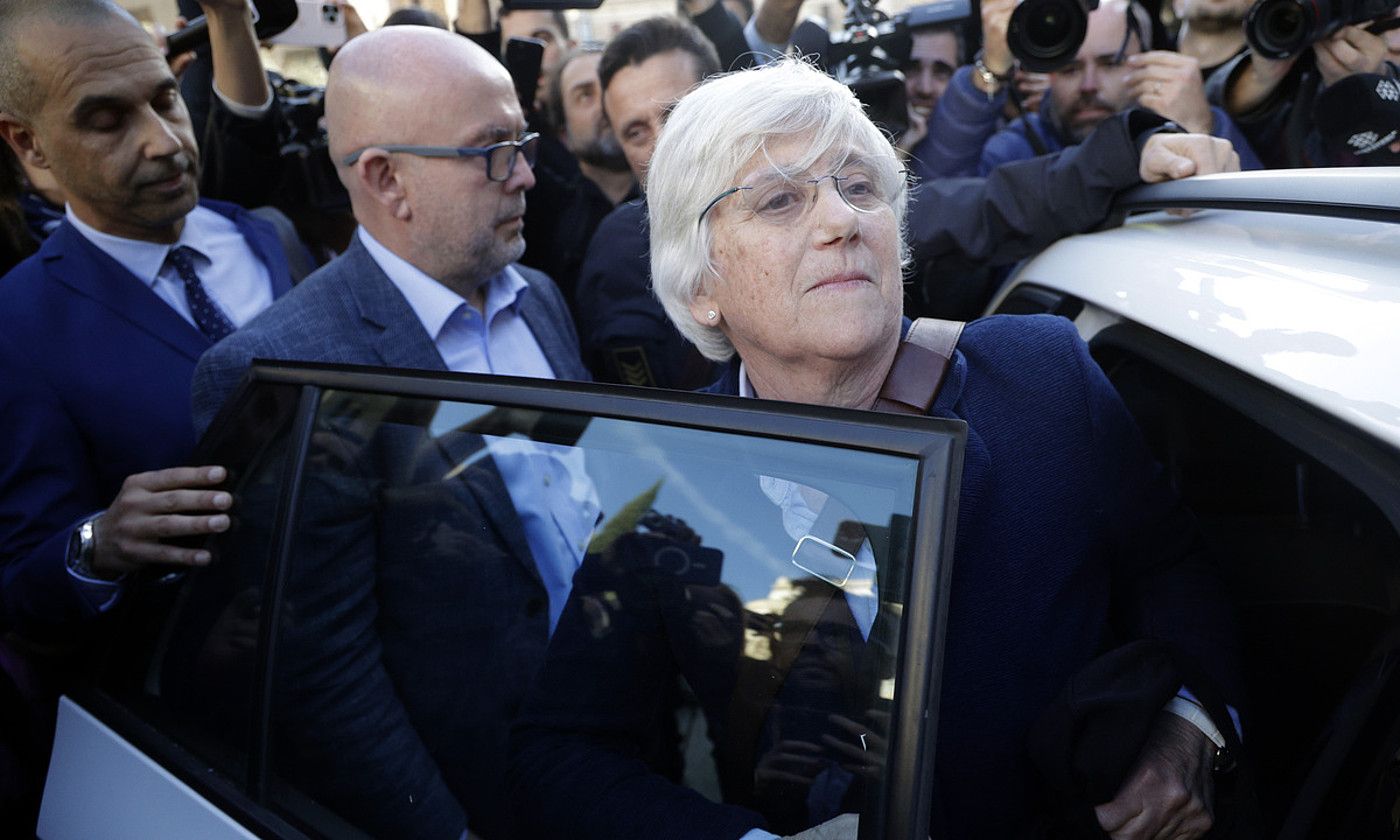 Clara Ponsati Generalitateko kontseilari ohia, atzo, mossoek atxilotu zutenean. QUIQUE GARCIA / EFE.