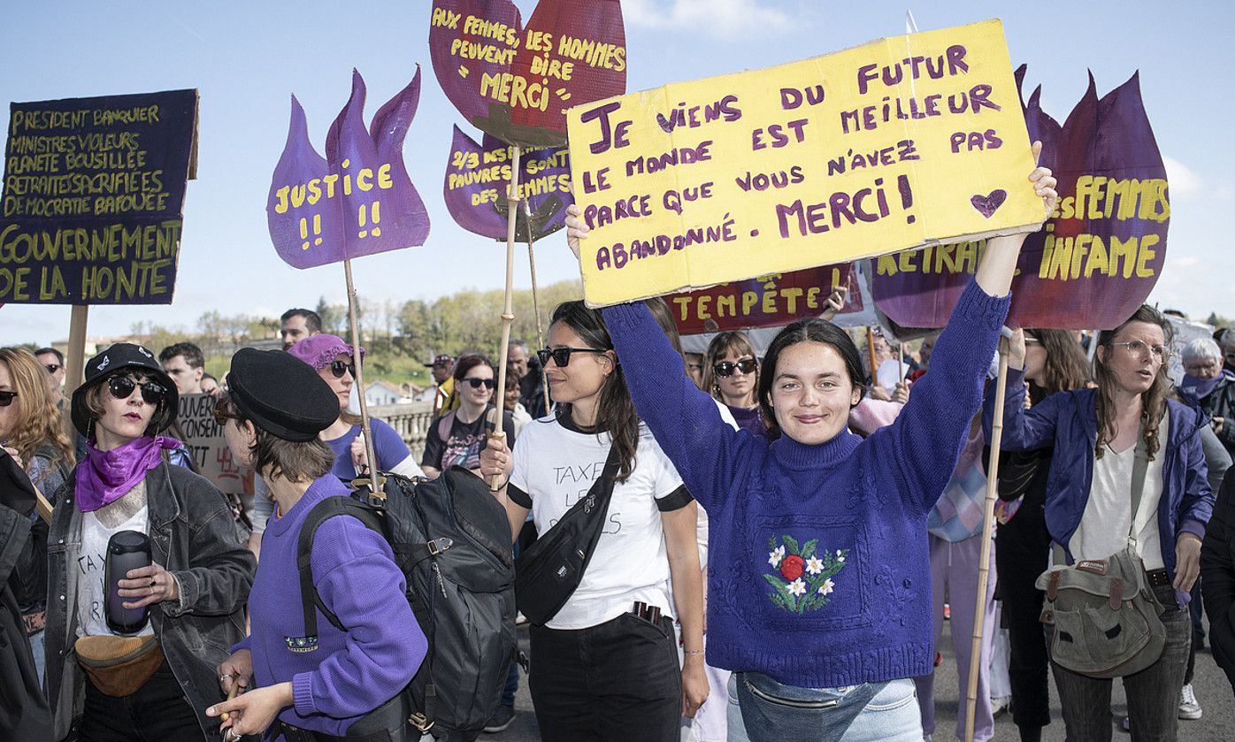 Purple block izeneko emakumeak, erretretaren aurkako hamaikagarren manifestazioan, atzo, Baionan. PATXI BELTZAIZ.