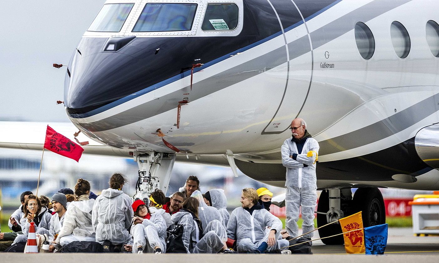 Herbeheretako ekologista talde batek Amsterdamgo Schipol aireportuan eginiko protesta ekintza. REMKO DE WAAL / EFE.