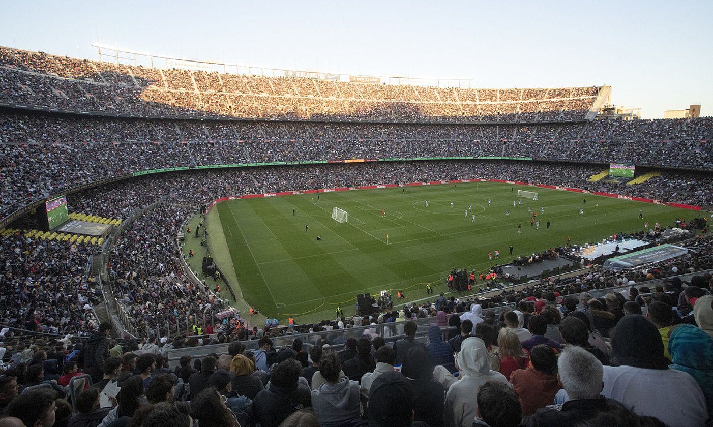 1. Finala. Camp Nou futbol zelaian jokatu zen Kings League lehiaketako finala, eta harmailak bete egin ziren. MARTA PEREZ / EFE.