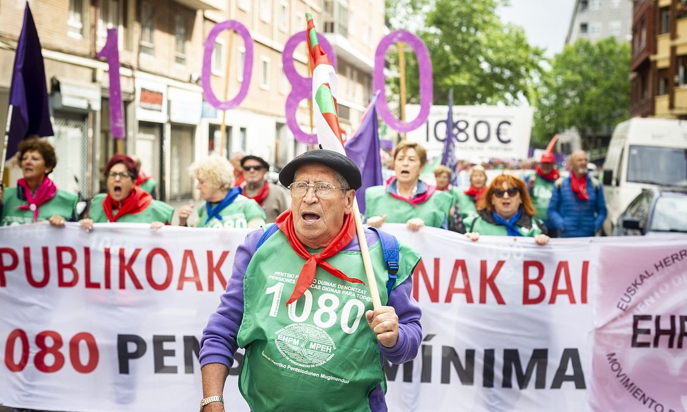 Bi mila lagunetik gora bildu ziren Gasteizen, pentsio «publikoak eta duinak» eskatzeko. JAIZKI FONTANEDA / FOKU.