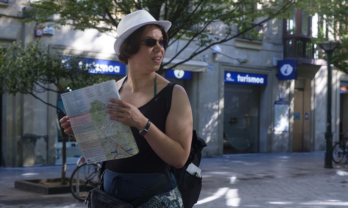 Turista bat Donostian. JON URBE / FOKU.