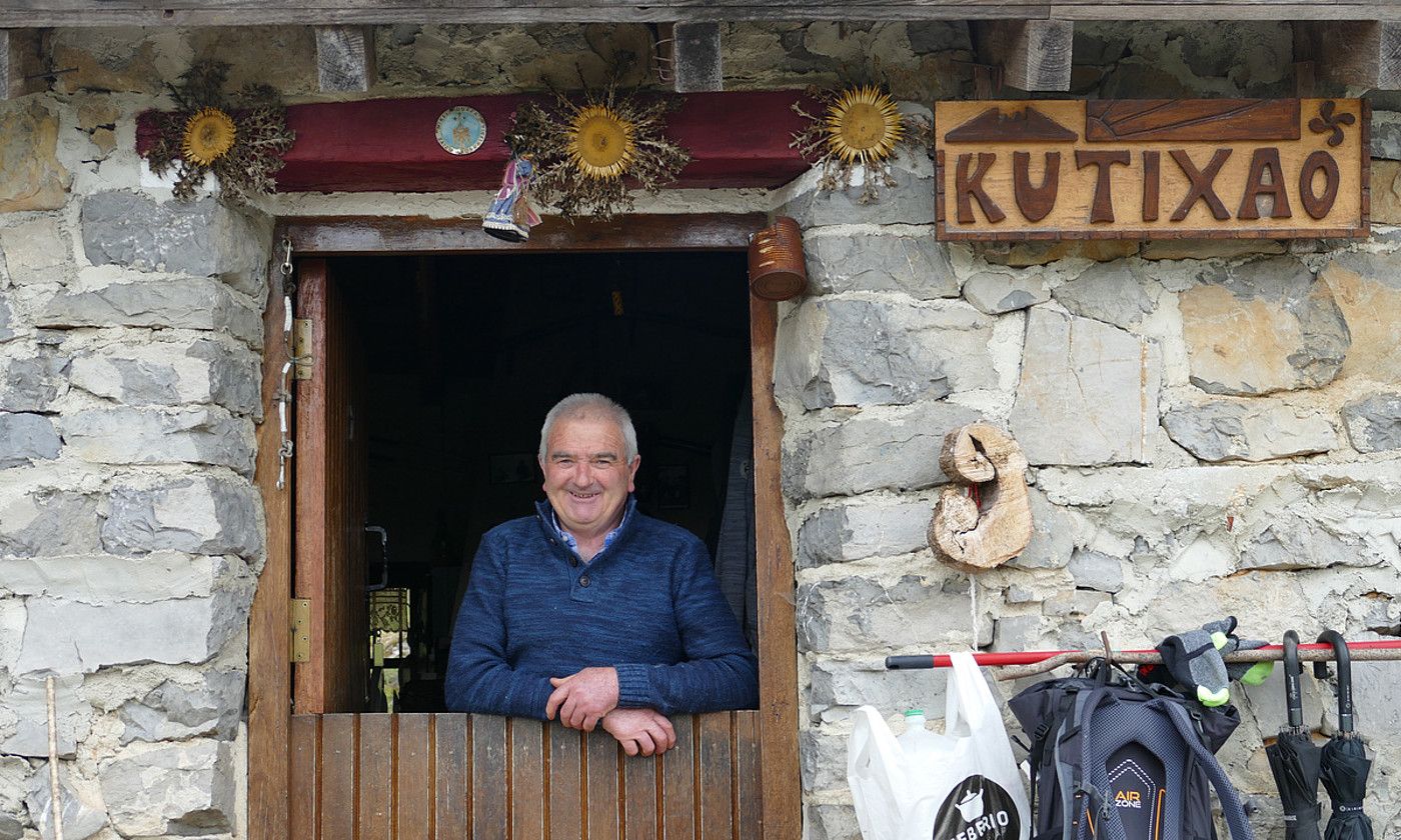 Jeronimo Nazabal, Kutixao txabolako atean. AITOR GARMENDIA ETXEBERRIA.