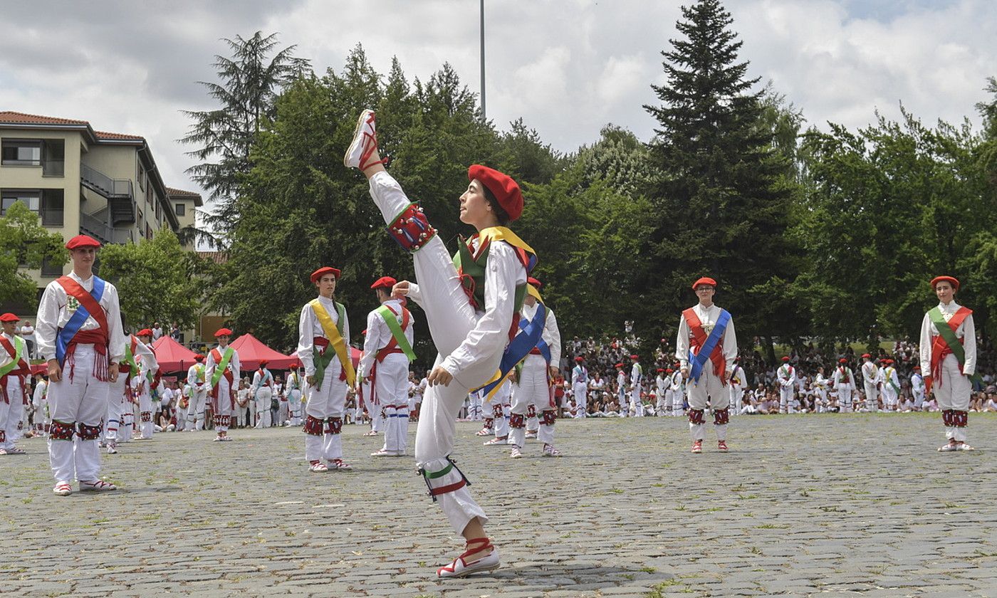 Dantzari bat Lesakako aurreskua dantzatzen. IDOIA ZABALETA / FOKU.