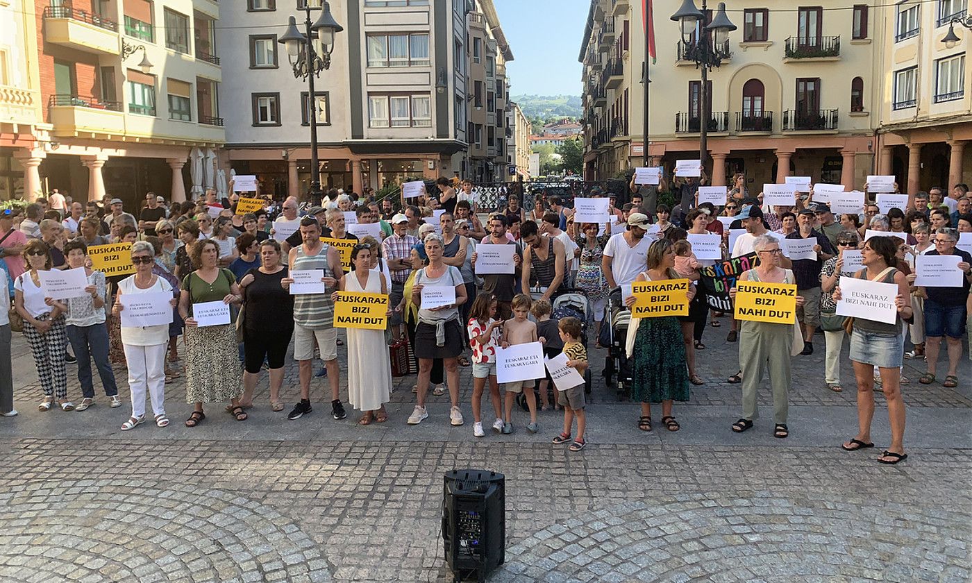 Dozenaka lagun atera ziren atzo kalera Zarautzen, euskararen aurkako azken epaia salatzera. ARITZ MUTIOZABAL / UROLA KOSTAKO HITZA.