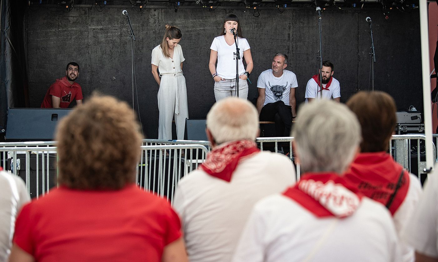 Nerea Ibarzabal, Irati Alcantarilla, Jon Maia eta Mizel Mateo artiu ziren atzo Patxa plazako bertso saioan. PATXI BELTZAIZ.