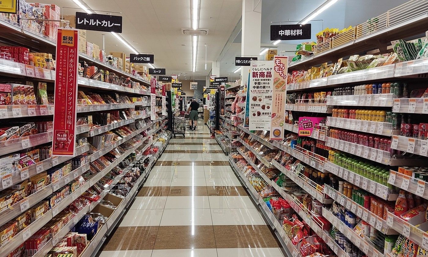 Supermerkatu bat, Tokyon. Janariak %9,2 garestitu dira azken urtean. JOSEP SOLANO.