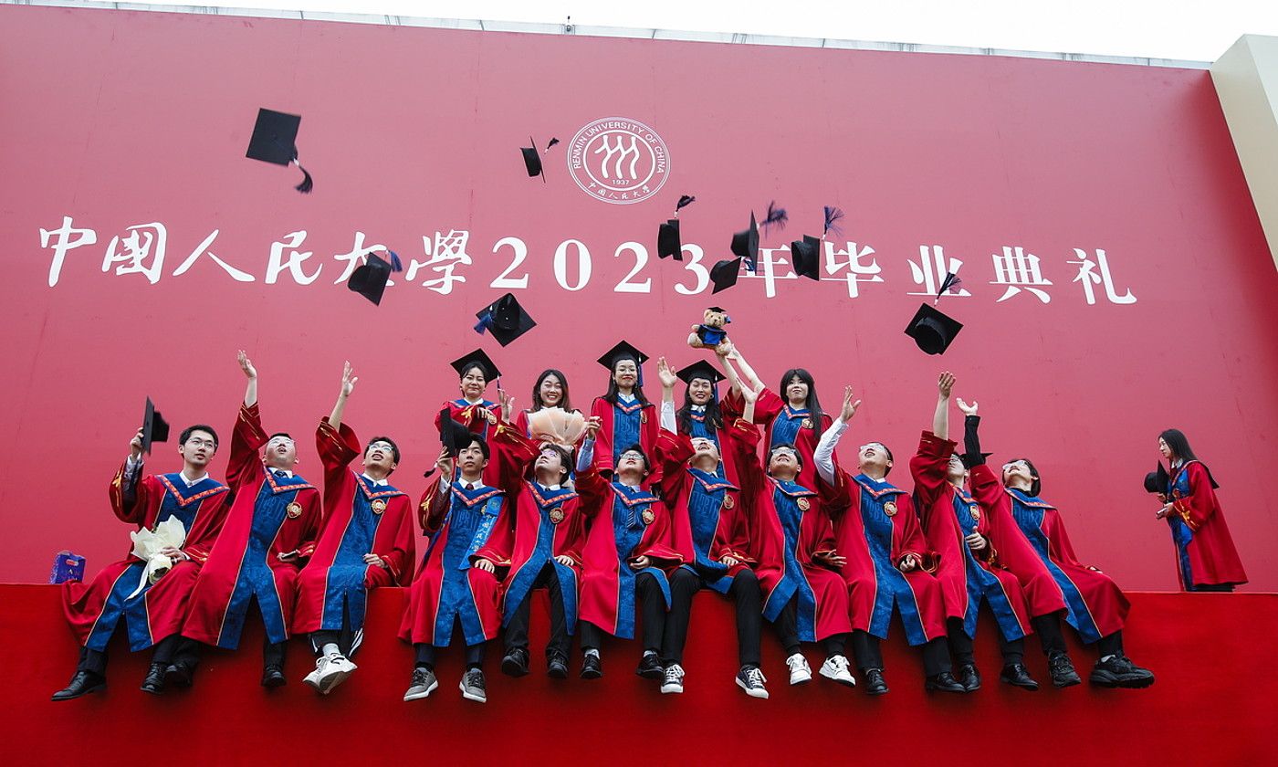 Graduazio eguna Pekingo Renmin unibertsitatean. Inoiz baino graduatu gehiago daude, baina lan merkatua gainezka dago. WU HAO / EFE.