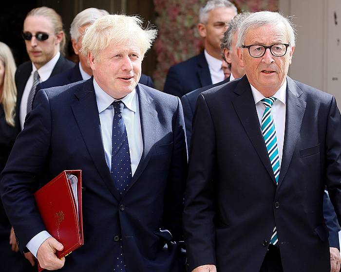 Boris Johnson Erresuma Batuko lehen ministroa eta Jean-Claude Juncker Europako Batasuneko Batzordeko presidentea, irailaren 16an, Luxenburgon egin zuten bileran. JULIEN WARNAND, EFE