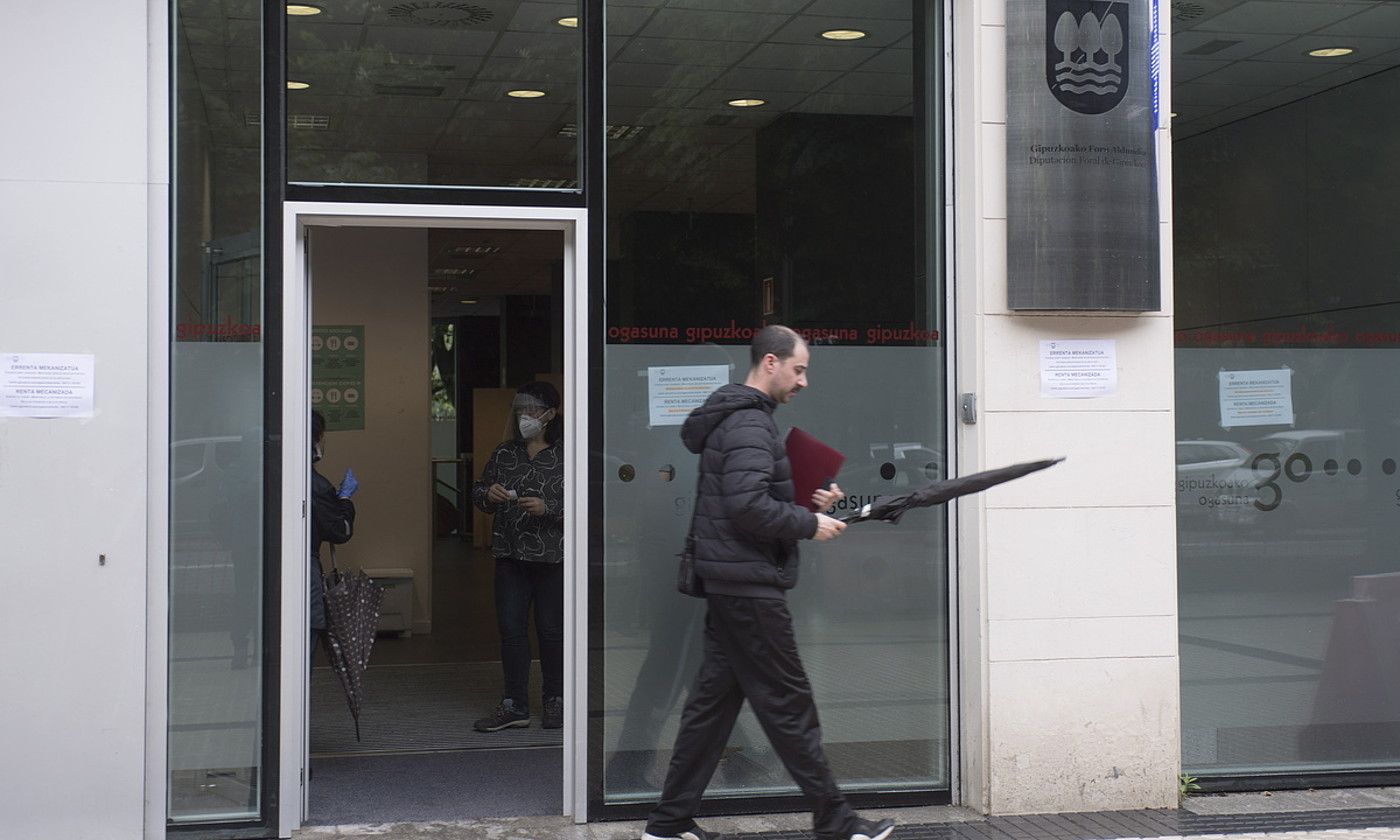 Gizon bat, Gipuzkoako ogasunaren bulego baten atarian, Donostian. JUAN CARLOS RUIZ / FOKU.