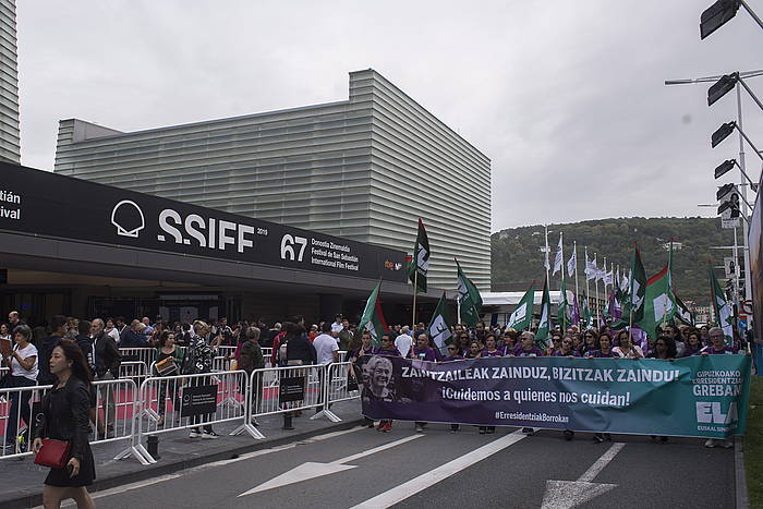 Gipuzkoako zahar etxeetako langileen manifestazioa, Donostiako Kursaalaren paretik igarotzen. JUAN CARLOS RUIZ / FOKU