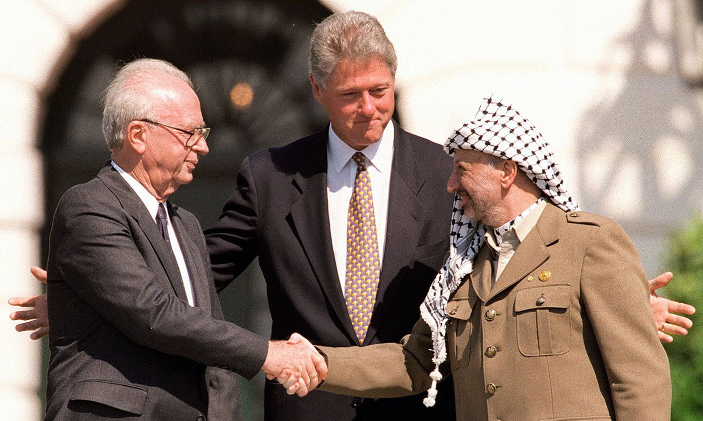 Bosteko historikoa. Yitzhak Rabin eta Yasser Arafat, Israelgo orduko lehen ministroa eta Palestina Askatzeko Erakundeko burua, hurrenez hurren, elkarri eskua ematen. J. DAVID AKE / EFE.