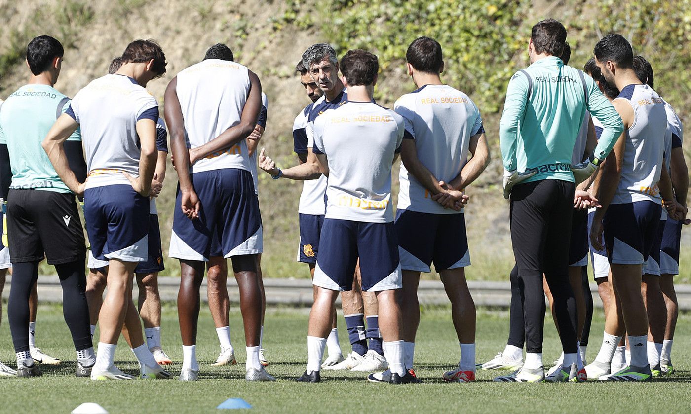 Imanol Alguacil Realeko entrenatzailea, azalpenak ematen, talde txuri-urdinak atzo Zubietan egindako entrenamendu saioan. JUAN HERRERO / EFE.