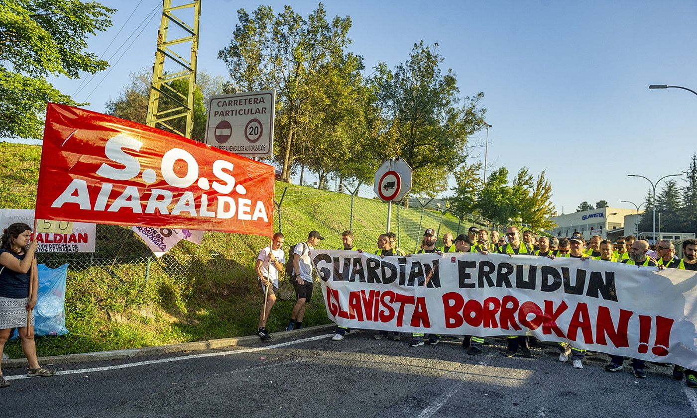 Autoglas-Glavistako langileek eta Aiaraldeako beste enpresa batzuetakoek atzo Laudion egin zuten manifestazioa. JAIZKI FONTANEDA / FOKU.