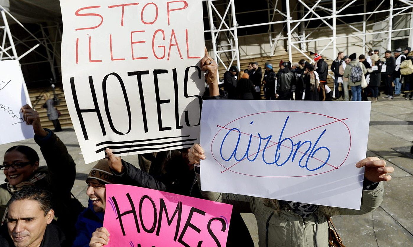 Apartamentu turistikoen aurkako protesta bat New Yorken. JUSTIN LANE / EFE.