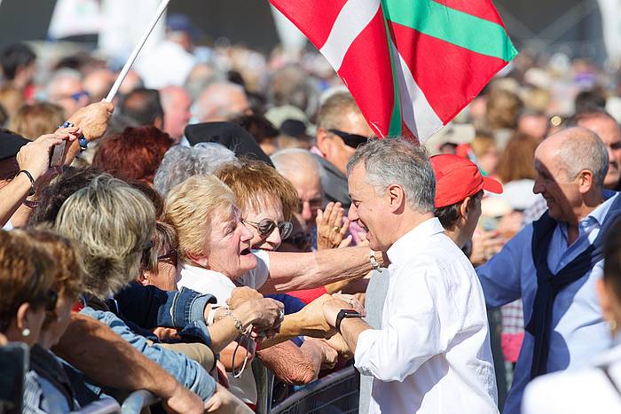 Iñigo Urkullu Alderdi Egunera joandako militanteak agurtzen. DAVID AGUILAR, EFE