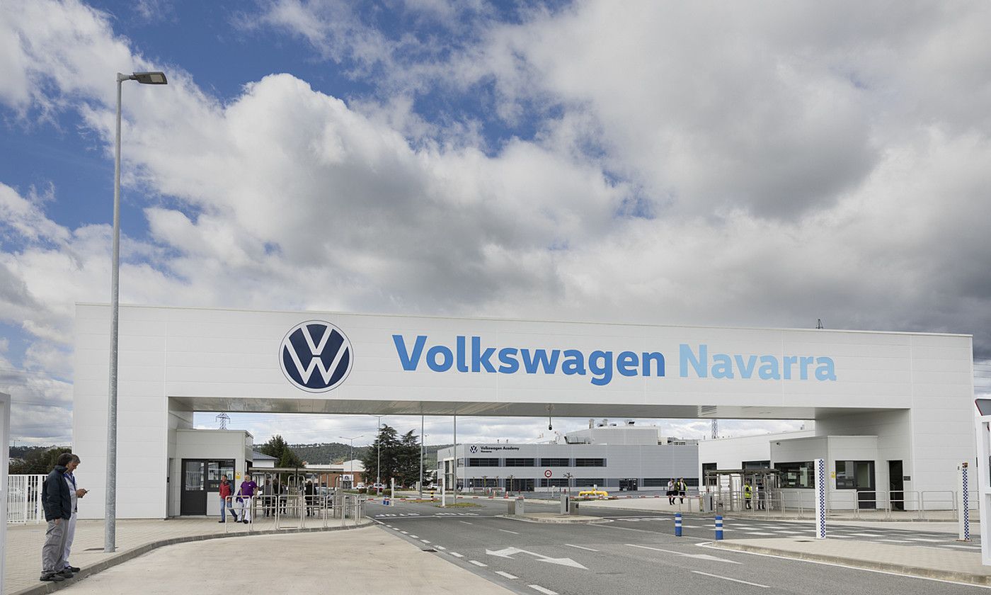 Volkswagen Nafarroak Iruñeko Landabenen duen fabrikaren atarian, txanda aldaketa bat. VILLAR LOPEZ / EFE.