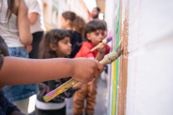 Alde Zaharreko gaztetxoek mural bat margotu dute. ENDIKA PORTILLO / FOKU Alde Zaharreko gaztetxoek mural bat margotu dute. ENDIKA PORTILLO / FOKU
