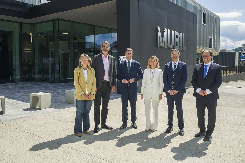 Marisol Garmendia, Eneko Goia, Imanol Pradales, Eider Mendoza, Unai Andueza eta Igor Villarreal, gaur, Mubilen egoitza berrian. JON URBE / FOKU Marisol Garmendia, Eneko Goia, Imanol Pradales, Eider Mendoza, Unai Andueza eta Igor Villarreal, gaur, Mubilen egoitza berrian. JON URBE / FOKU