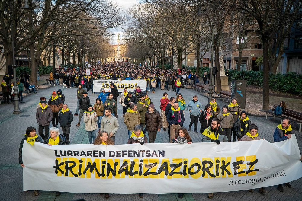 Aroztegiko auzipetuen absoluzioa eskatzeko manifestazio bat, joan den otsailaren 1ean, Iruñean. AITOR KARASATORRE/FOKU Aroztegiko auzipetuen absoluzioa eskatzeko manifestazio bat, joan den otsailaren 1ean, Iruñean. AITOR KARASATORRE/FOKU
