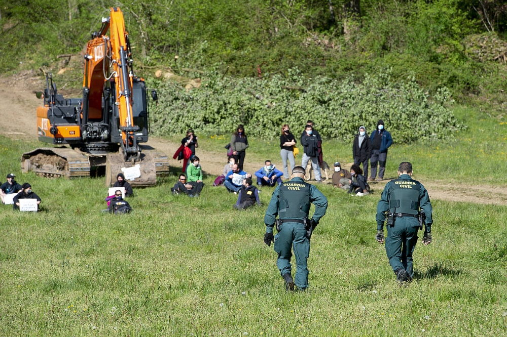 Guardia Zibila Aroztegiko proiektuaren lanak oztopatzen ari ziren herritarrengana hurbiltzen, 2021eko apirilean, Lekarozen. IÑIGO URIZ/FOKU Guardia Zibila Aroztegiko proiektuaren lanak oztopatzen ari ziren herritarrengana hurbiltzen, 2021eko apirilean, Lekarozen. IÑIGO URIZ/FOKU