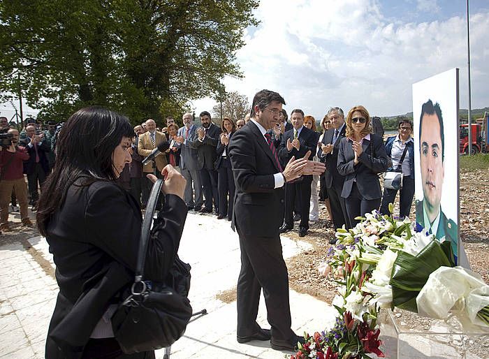 Jose Manuel Piñuel ETAk hildako guardia zibilaren omenezko ekitaldi bat. Irudian, bere alarguna eta Patxi Lopez Jaurlaritzako lehendakari ohia, 2009ko maiatzean. ADRIAN RUIZ DE HIERRO, EFE