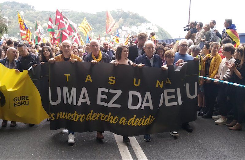 Kataluniaren aldeko manifestazioa Donostian. BERRIA