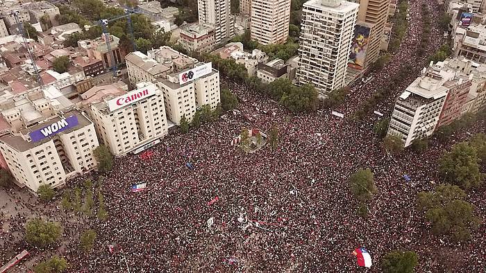 Milioitik gora herritar elkartu ziren atzo Santiagon. RODRIGO SAEZ / EFE