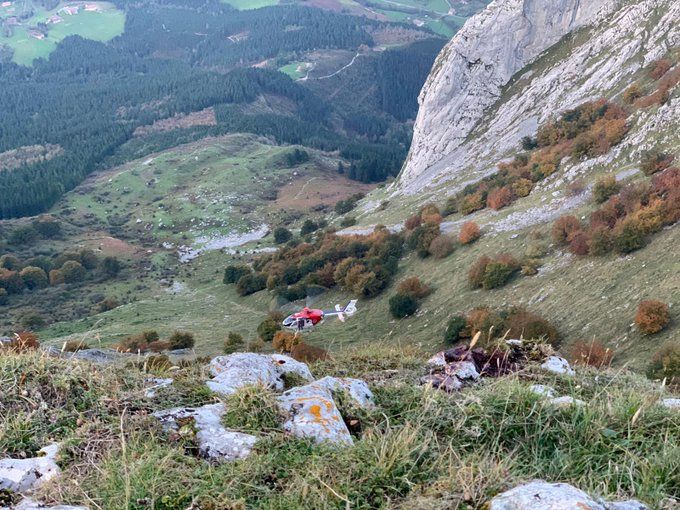 Ertzaintzaren helikopteroa, gorpua aurkitu duten lekutik gertu. SOS DEIAK